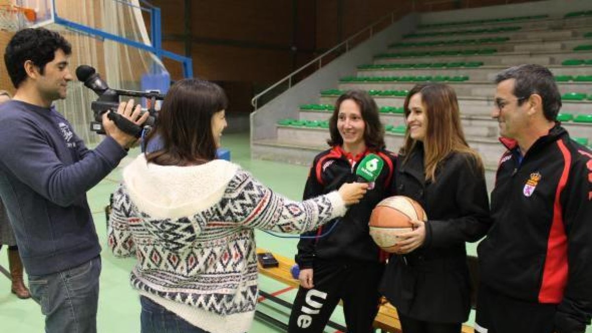 Elena Rodríguez y Javier Seivane flanquean a Susana Suárez durante la grabación de 'Constantes y vitales' en León.