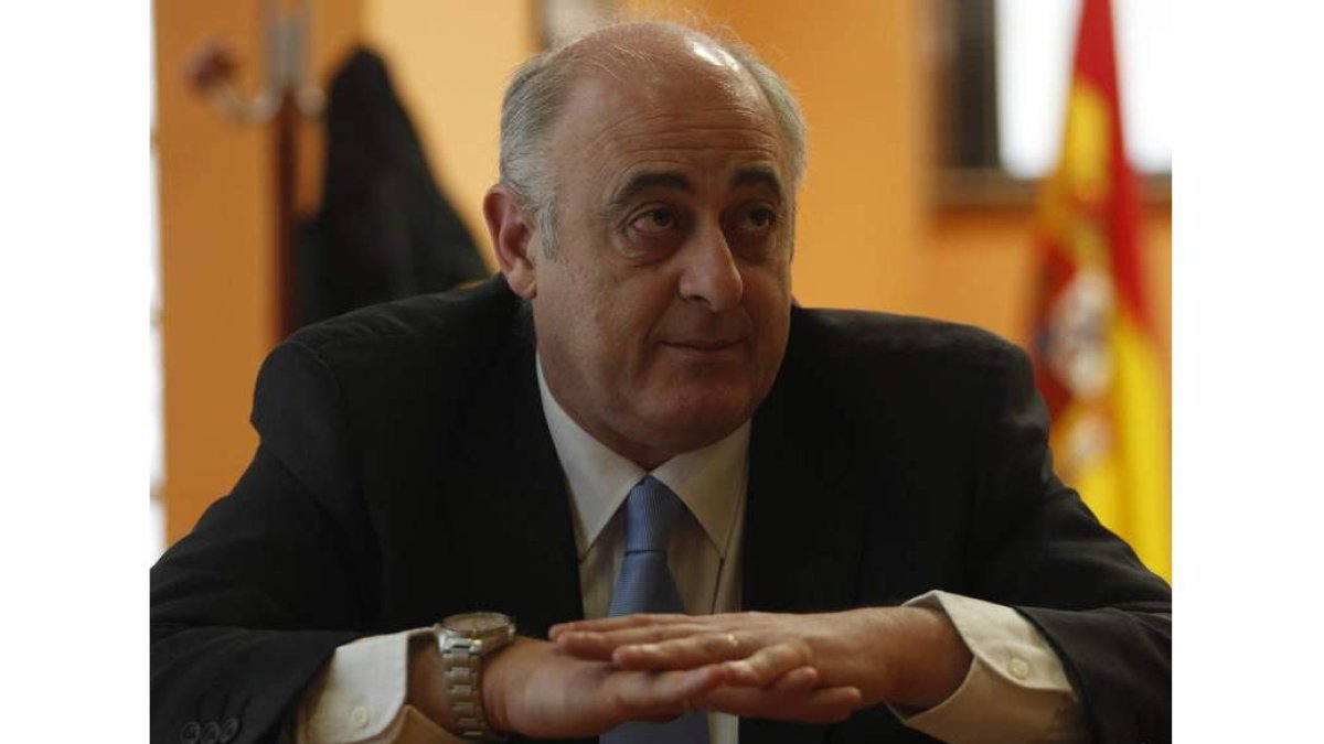 Gregorio Chamorro, alcalde popular de San Andrés del Rabanedo, en su despacho.