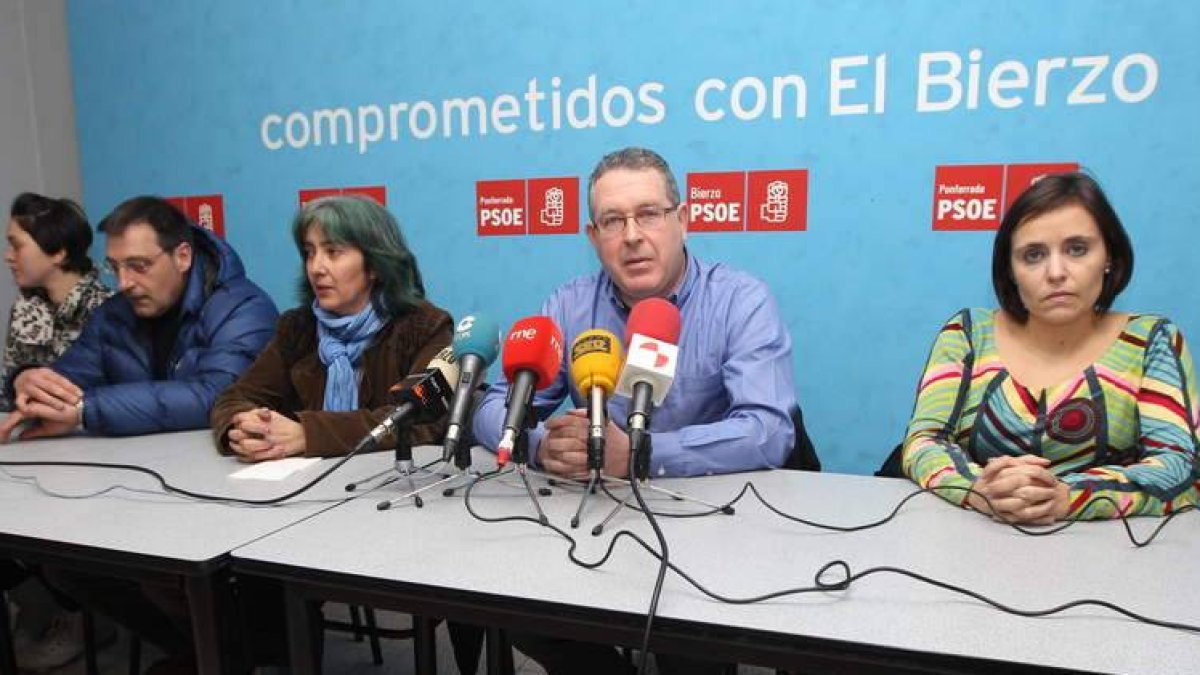 José Omente, ante los micrófonos, ayer rodeado de los cuatro ediles del PSOE de Cacabelos.