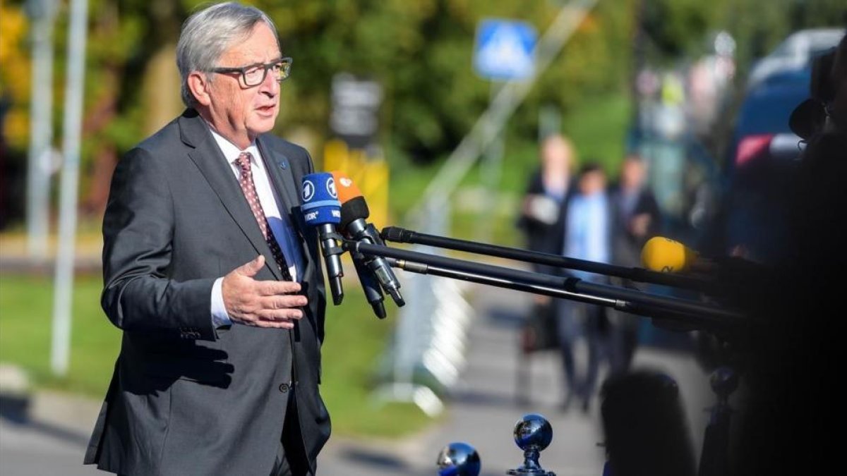 Juncker responde a los periodistas a su llegada a la cumbre de Tallin (Estonia), el 29 de septiembre