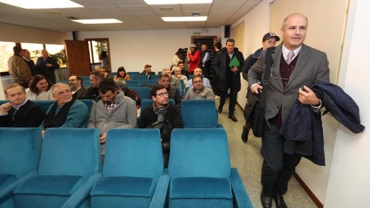 El director del Itacyl, Jorge Llorente, a su llegada a la reunión en la sede de la Diputación. L. DE LA MATA