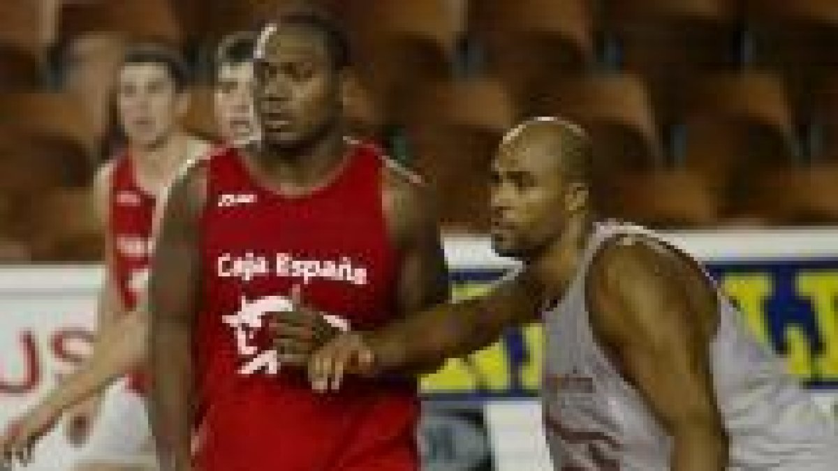 El juego de Borja Larragán se ve perfectamente complementado por el de Evans y Tchiloemba