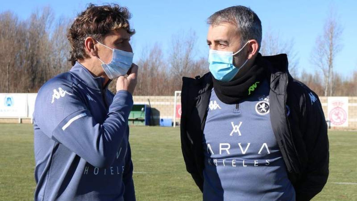 Íñigo Idiakez, entrenador de la Cultural, conversando con Imanol Etxeberria, su ayudante. CYDL