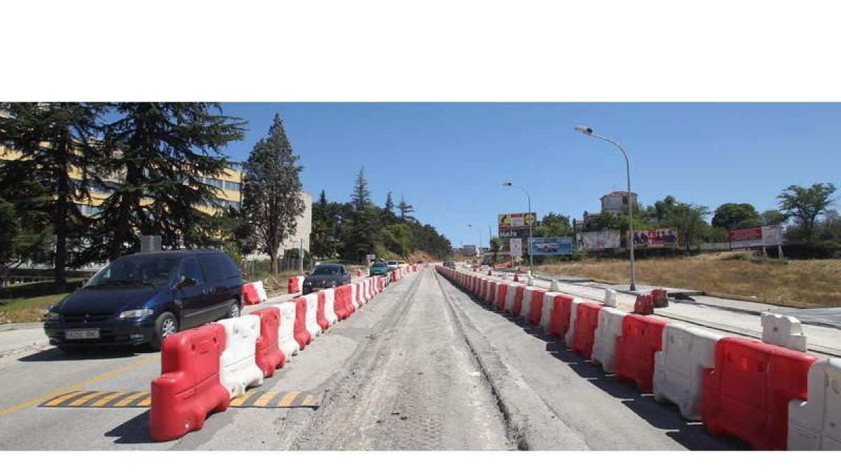Un detalle de las obras todavía pendientes en la mediana del acceso a Ponferrada por la avenida de Astorga.