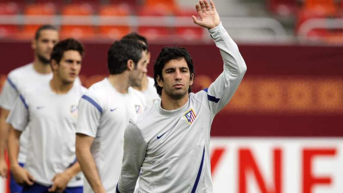 Arda Turan calienta junto a sus compañeros durante la sesión de entrenamiento en Bucarest.
