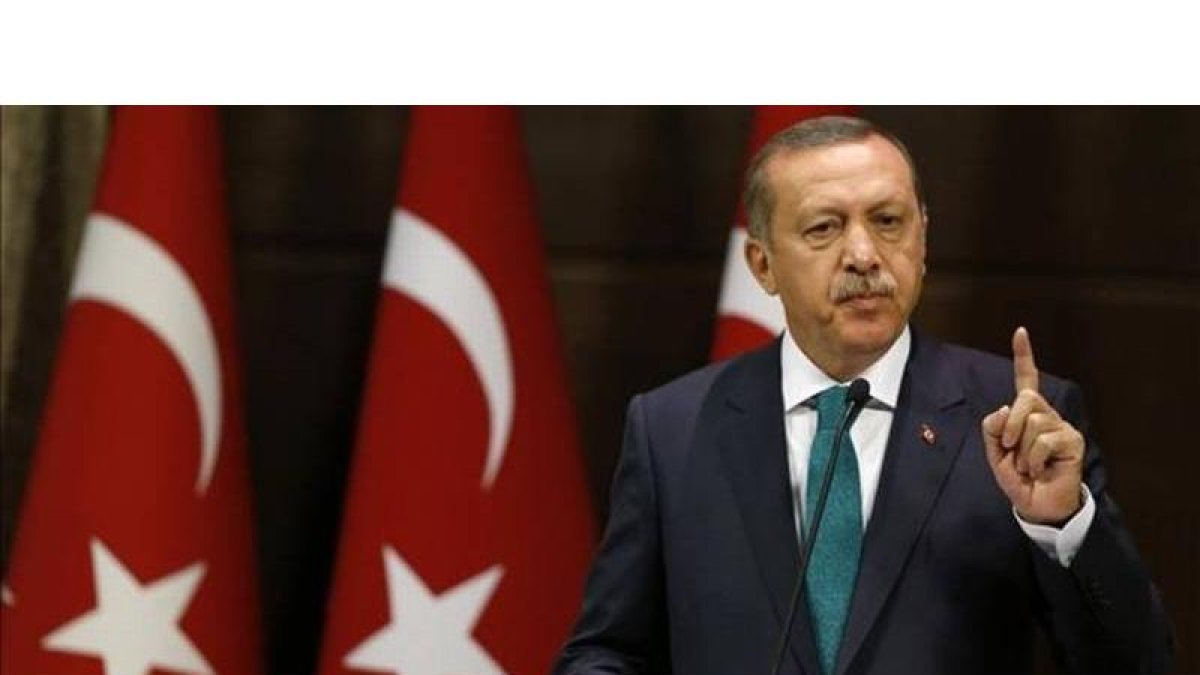 Erdogan habla ante la prensa, este lunes en Ankara.