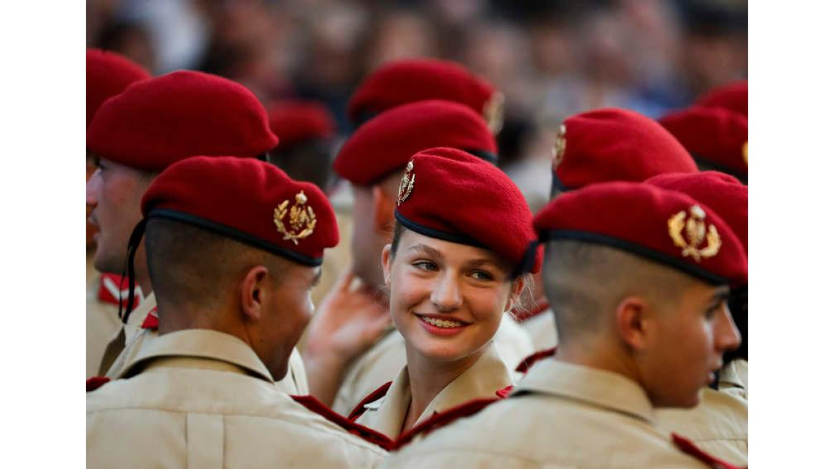 La princesa Leonor, en la ofrenda a la Virgen del Pilar. JAVIER CEBOLLADA