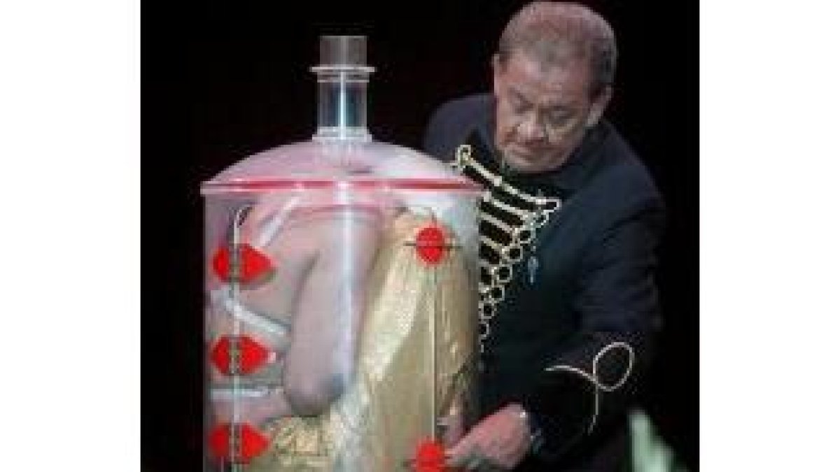 Zamorate se introduce dentro de una botella durante el espectáculo