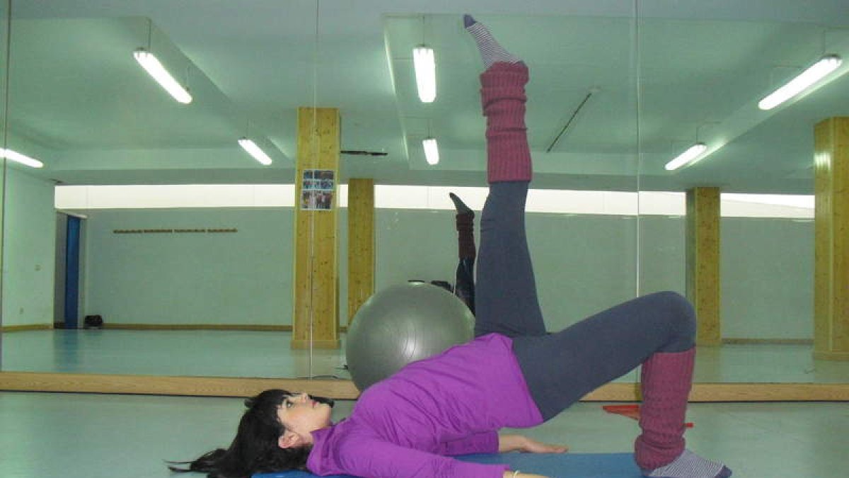 Hay muchos ejercicios en yoga y pilates que contribuyen a fortalecer el suelo pélvico, su fortaleza previene la incontinencia.