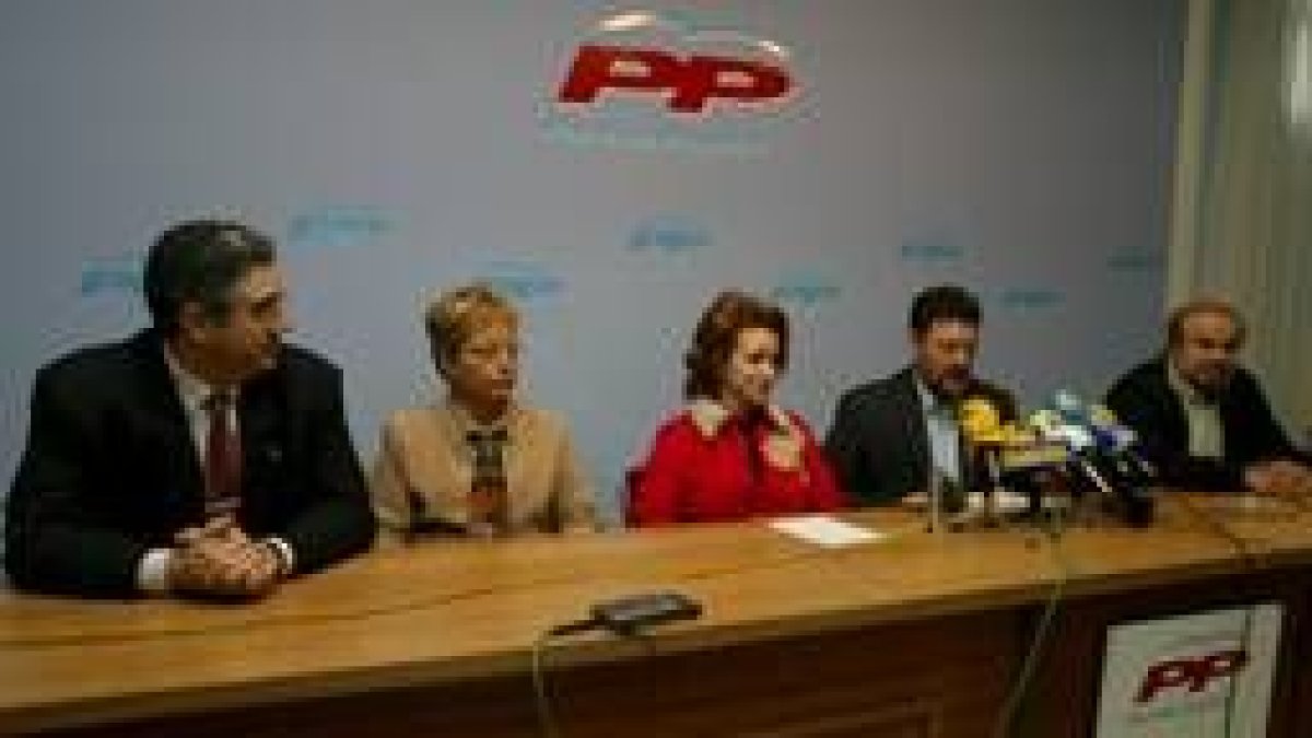 Fátima López Placer junto a los tres diputados provinciales del Bierzo, ayer en la sede del PP
