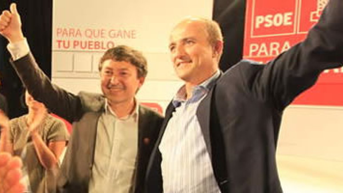 Samuel Folgueral recibió el apoyo del ministro de Industria en su cierre de campaña.