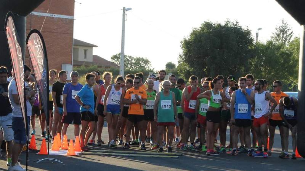 La línea de salida de la Carrera Comarca del Páramo en Pozuelo contó con atletas de primera fila.