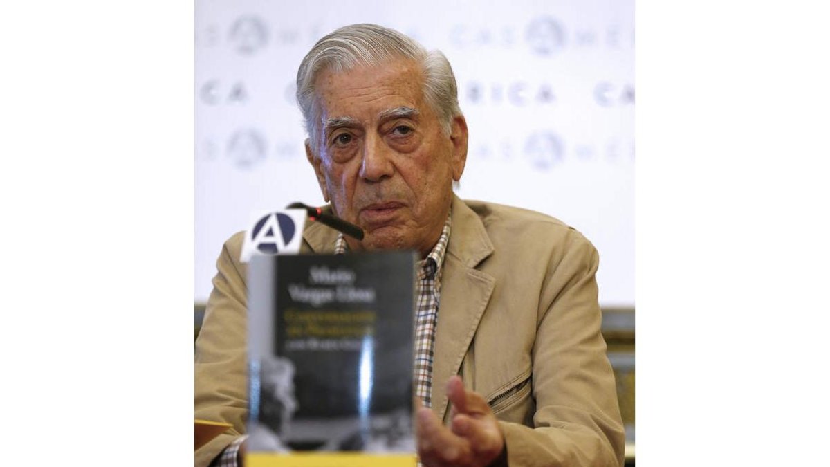 El escritor peruano Mario Vargas Llosa durante la presentación de la obra sobre sus charlas en Princeton