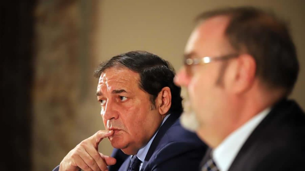 El consejero de Sanidad, Antonio Sáez Aguado, y el de Educación, Fernando Rey.
