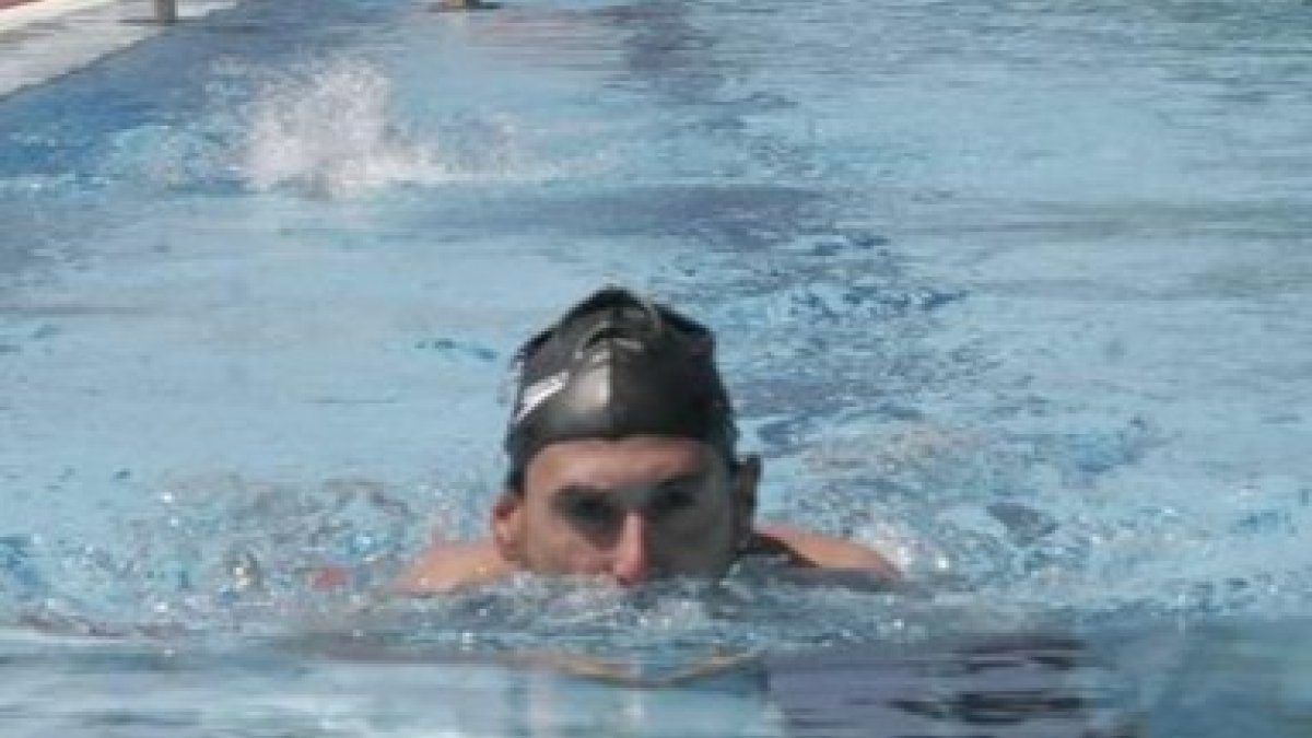 Un hombre se da un baño en la piscina de La Palomera. MAITE