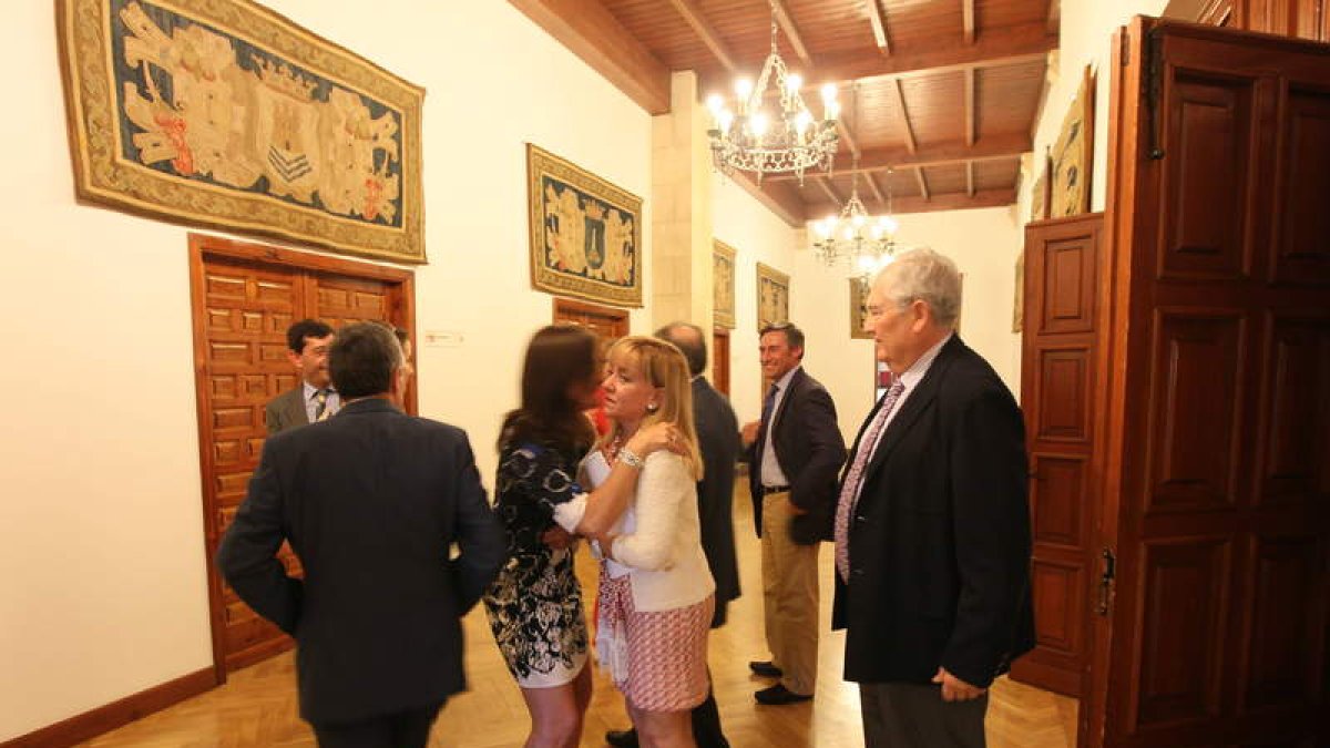 Miembros de la asamblea del consorcio se saludan antes de iniciarse la reunión.