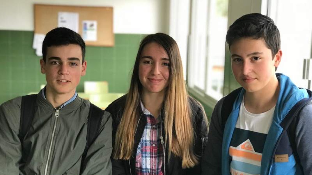 Foto de los tres estudiantes del IES Álvaro Yáñez. DL