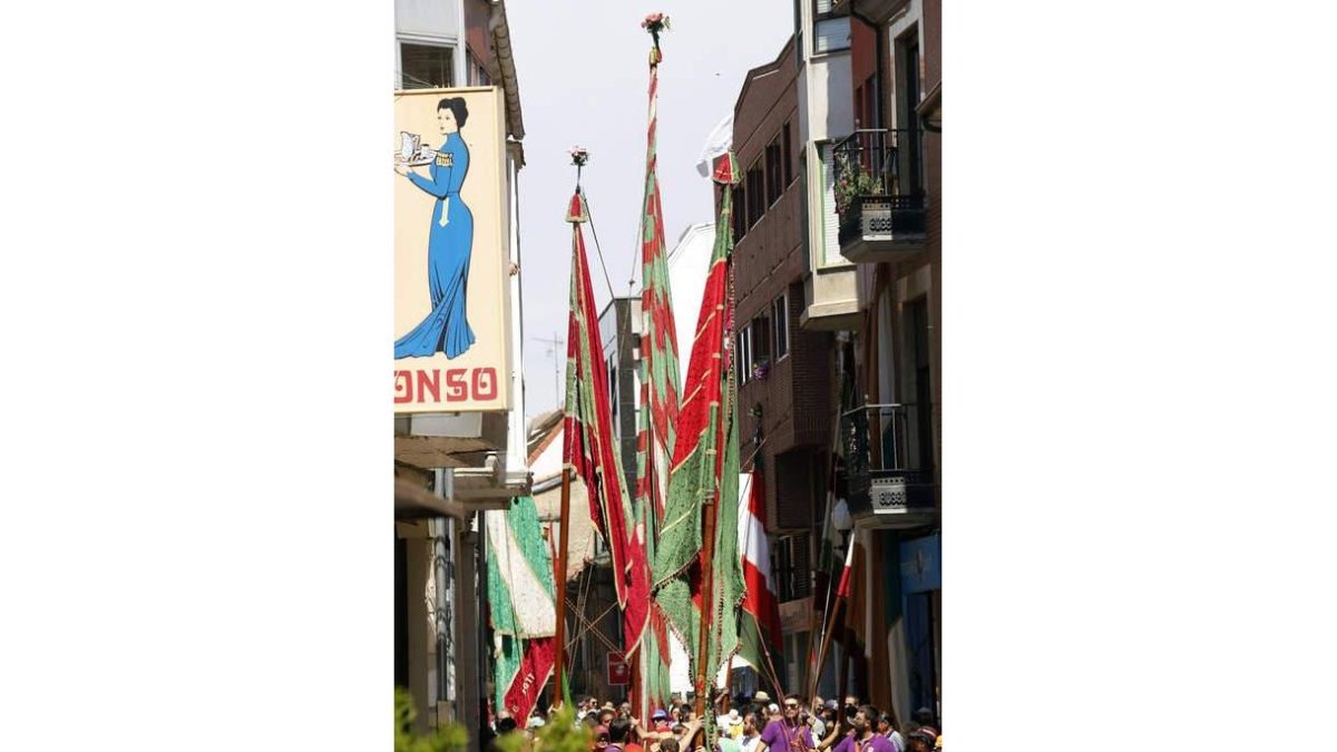 Los paños, volteados al aire en medio del calor de la calle de Astorga.