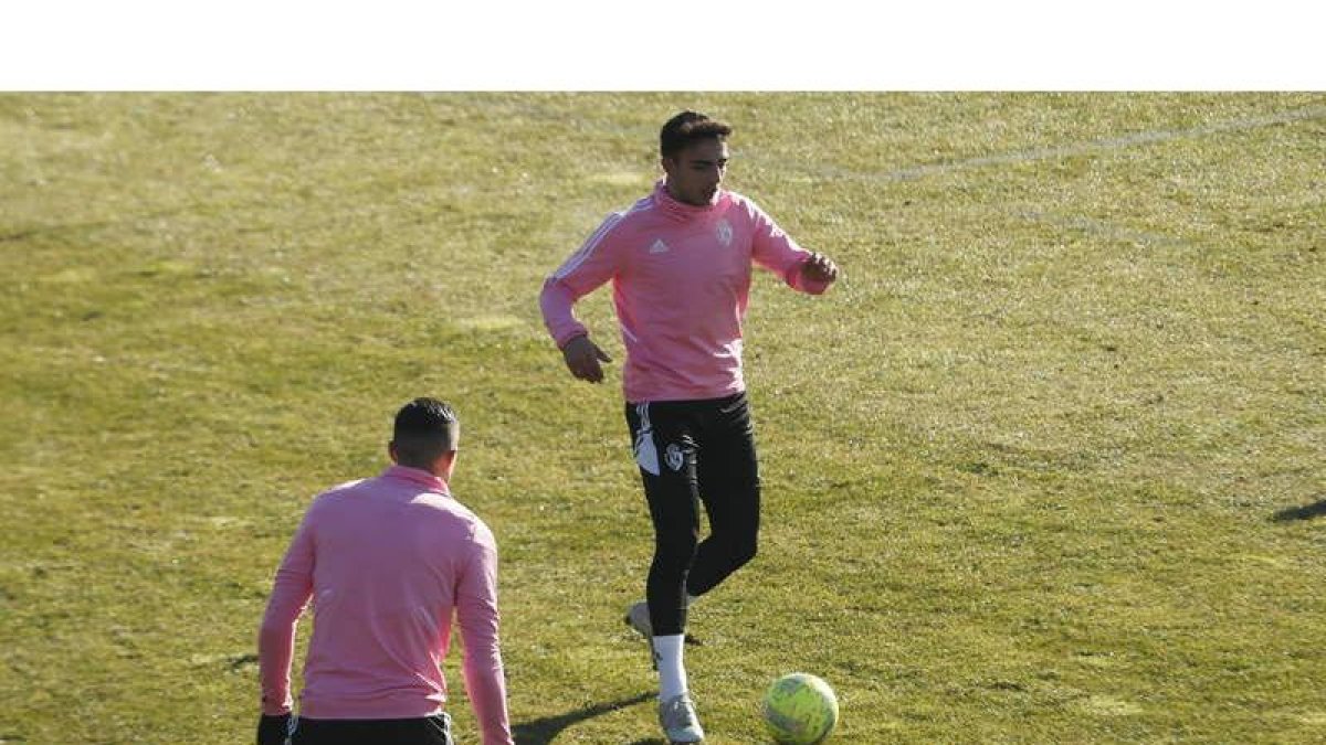 Naím García ya entrenó ayer a las órdenes de David Gallego antes de su presentación oficial. L. DE LA MATA
