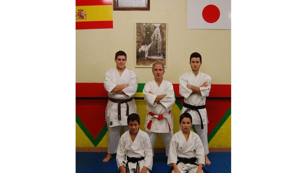 Los cinco nuevos cintos negros del Okinawa. DL