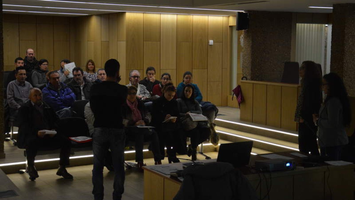 El plan de inserción laboral para discapacitados se explicó ayer en el salón de plenos municipal. DL