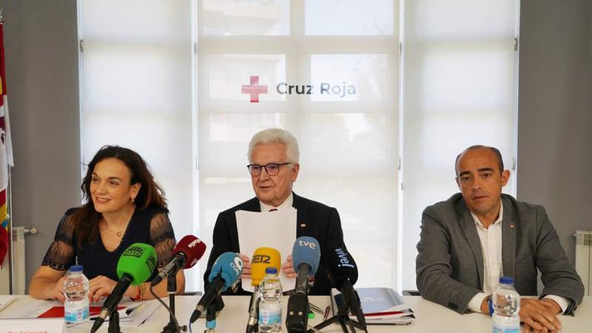 Eva Fernández, José Varela y Calos Santos, en la rueda de prensa. RUBÉN CACHO