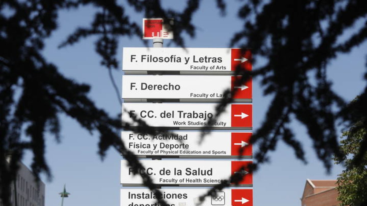 Uno de los carteles indicativos del Campus de Vegazana. MARCIANO PÉREZ