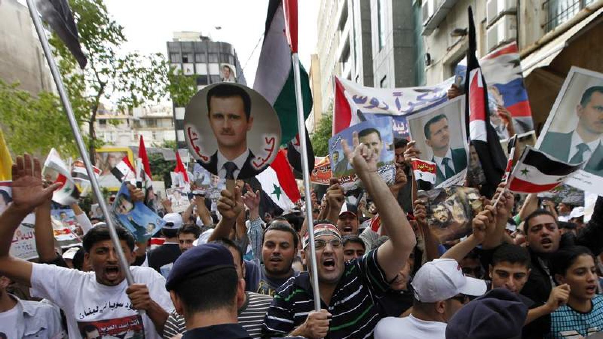 Partidarios del presidente Al Asad se congregaron ante la embajada siria en Libia.