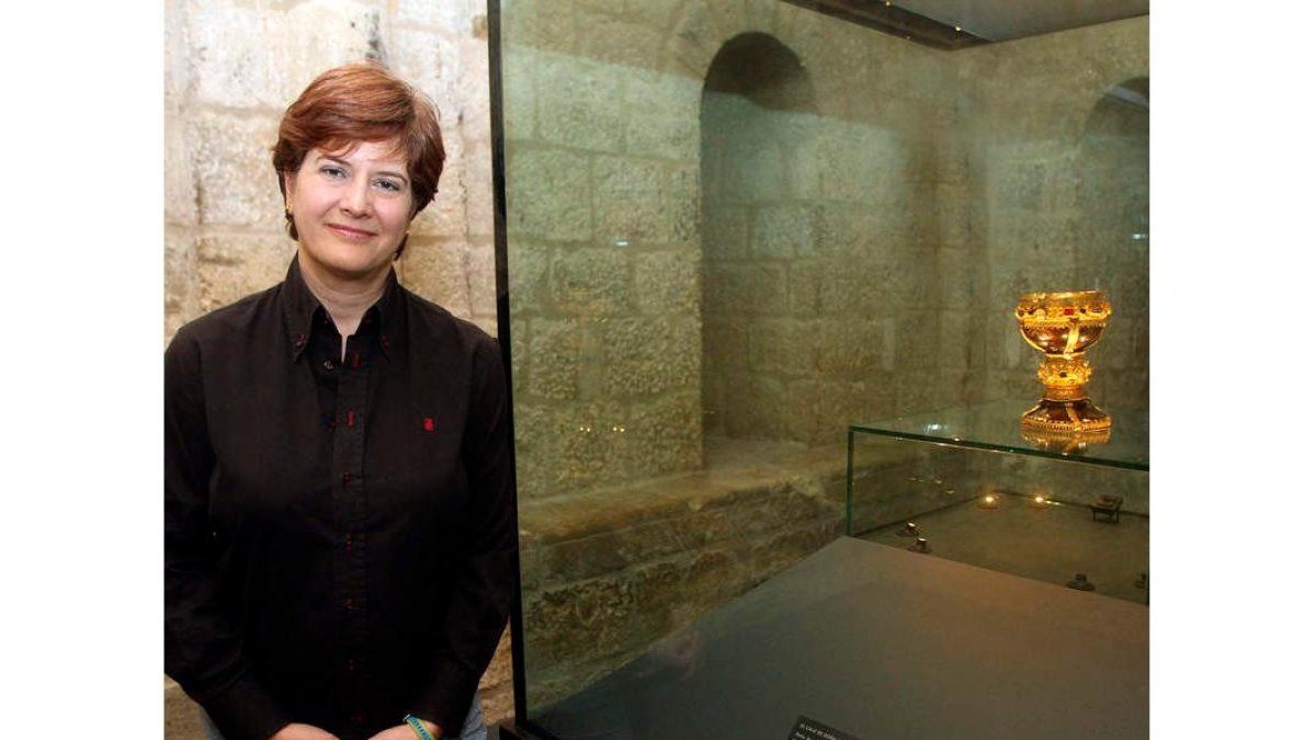 Margarita Torres junto al cáliz de doña Urraca