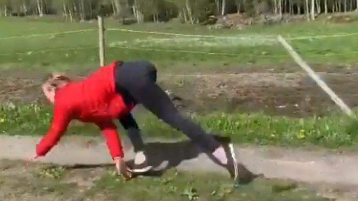 Ayla Kirstine, la mujer que se ha hecho famosa por trotar como un caballo.