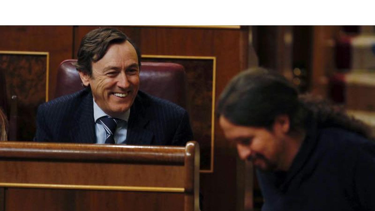 El portavoz del PP en el Congreso, Rafael Hernando, observa al líder de Unidos Podemos, Pablo Iglesias, ayer en el Congreso. J. LÓPEZ