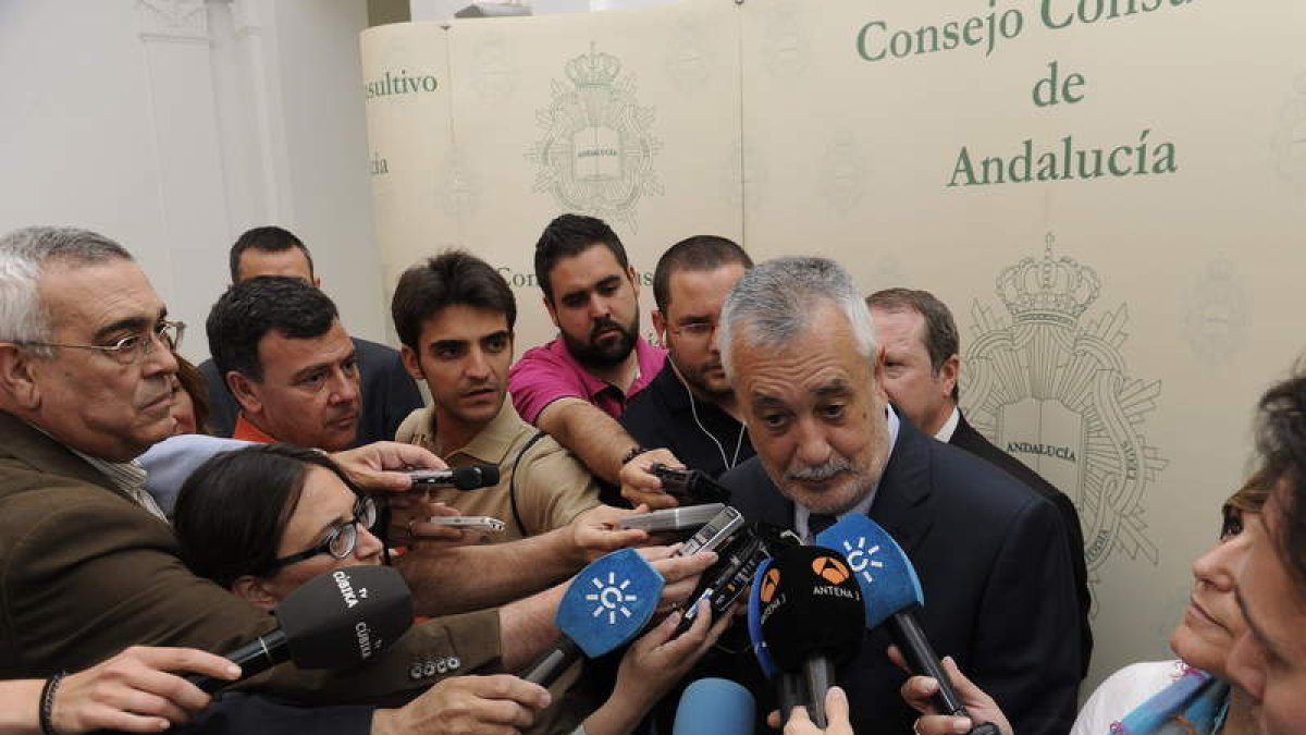 Griñán, ayer en declaraciones a la prensa en Granada.