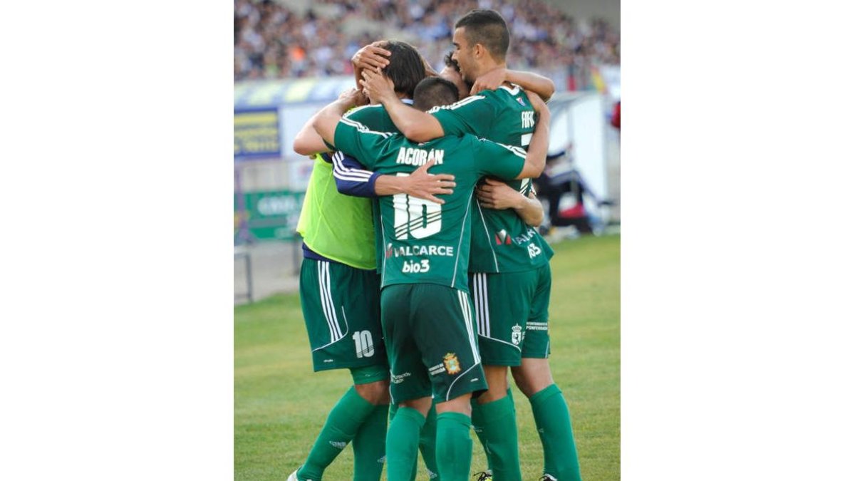 Los jugadores de la Deportiva celebran el tanto de Berrocal haciendo una piña.