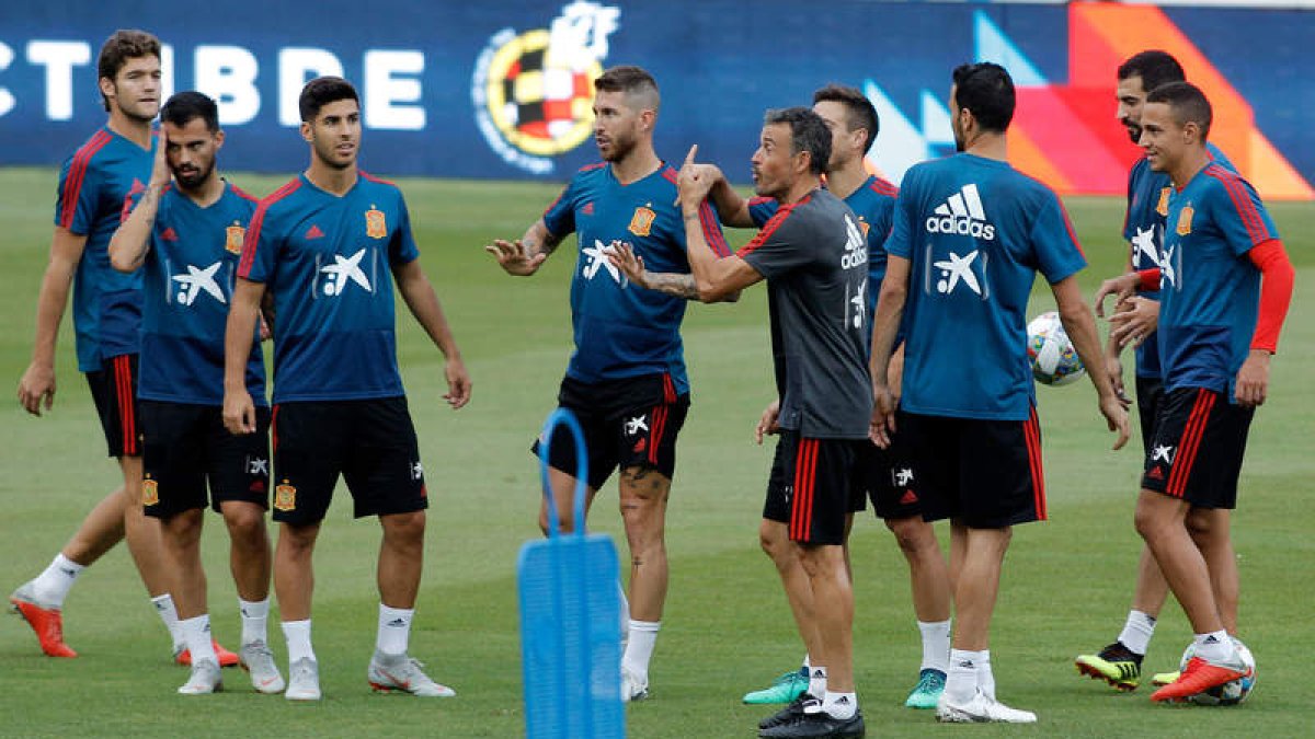 Luis Enrique dirige un entrenamiento de la selección española. MORELL