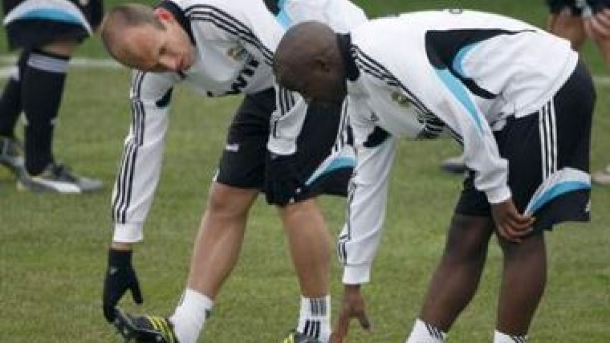 Arjen Robben y el francés Lassana Diarra durante el entrenamiento de ayer