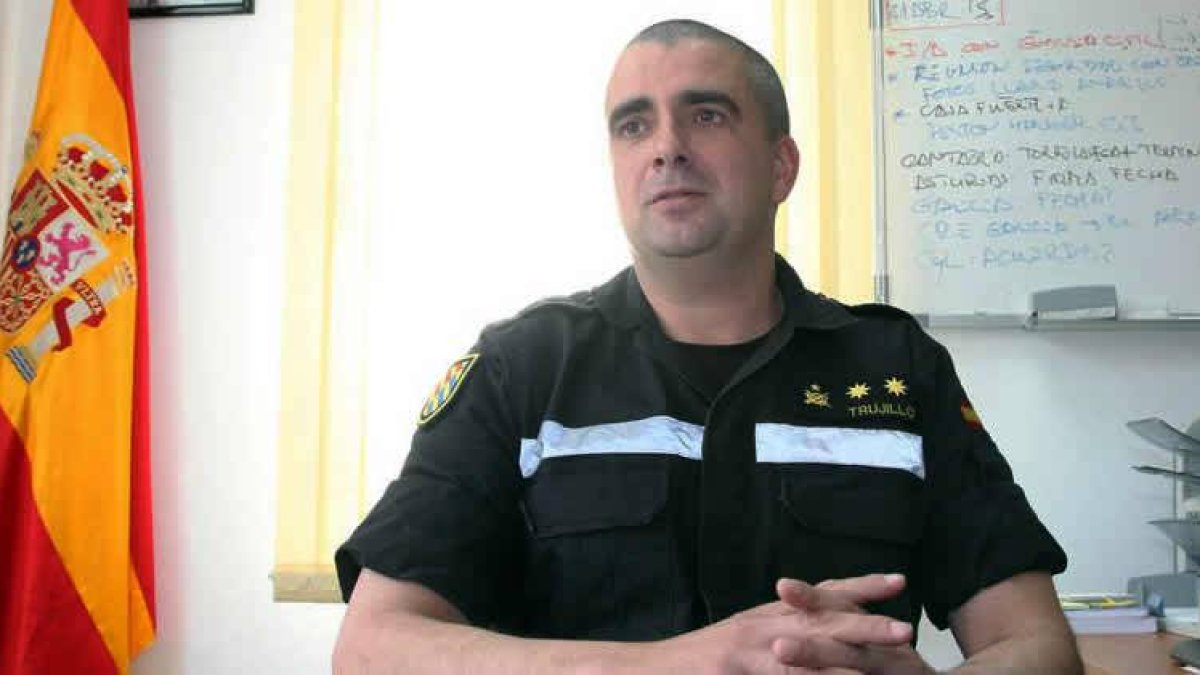 El teniente coronel Juan Carlos Trujillo en su despacho de la base del Ferral del Bernesga.