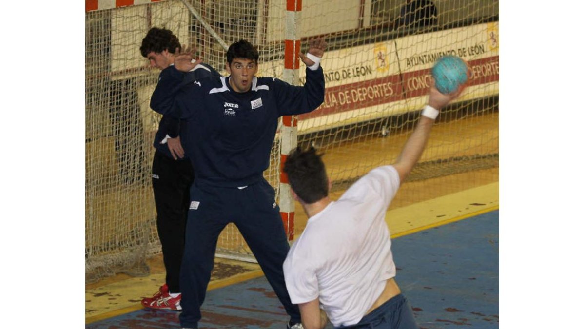 Asanin intenta una parada en un entrenamiento.