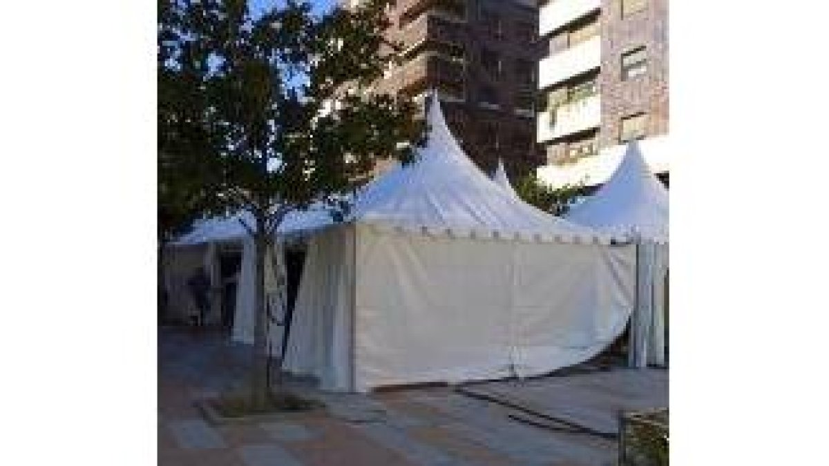 Aspecto de las carpas instaladas en Fernando Miranda