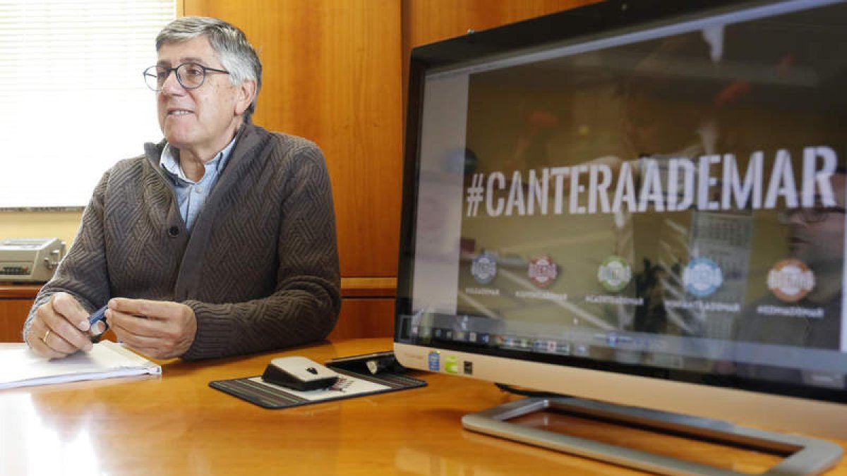 El presidente del Ademar, Cayetano Franco, insiste en que la Liga de 34 jornadas es mejor. F. OTERO