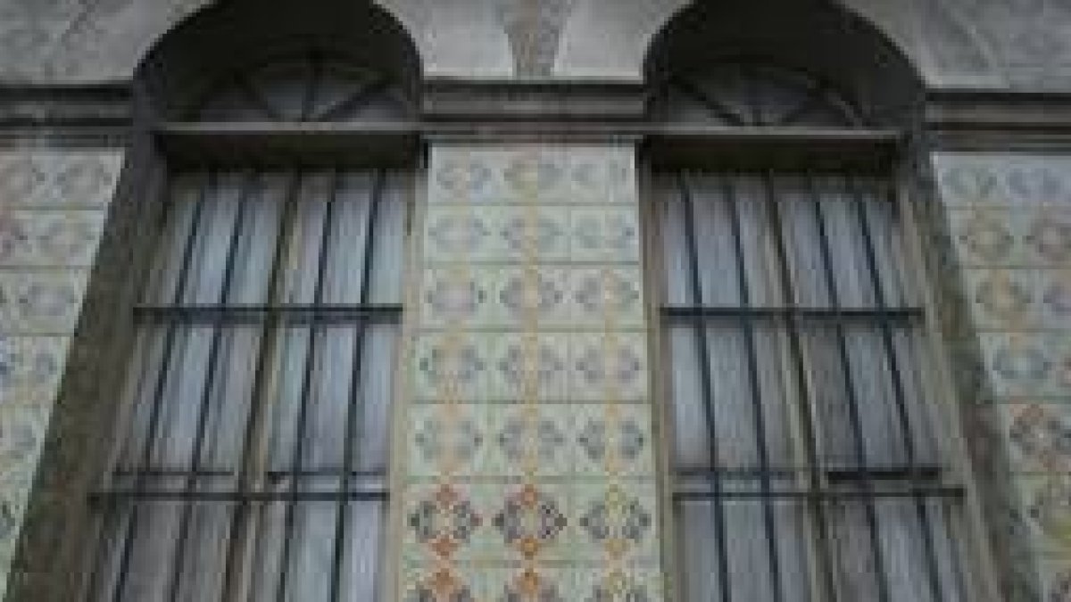 Detalle del pavimento cerámico de las ventanas del edificio