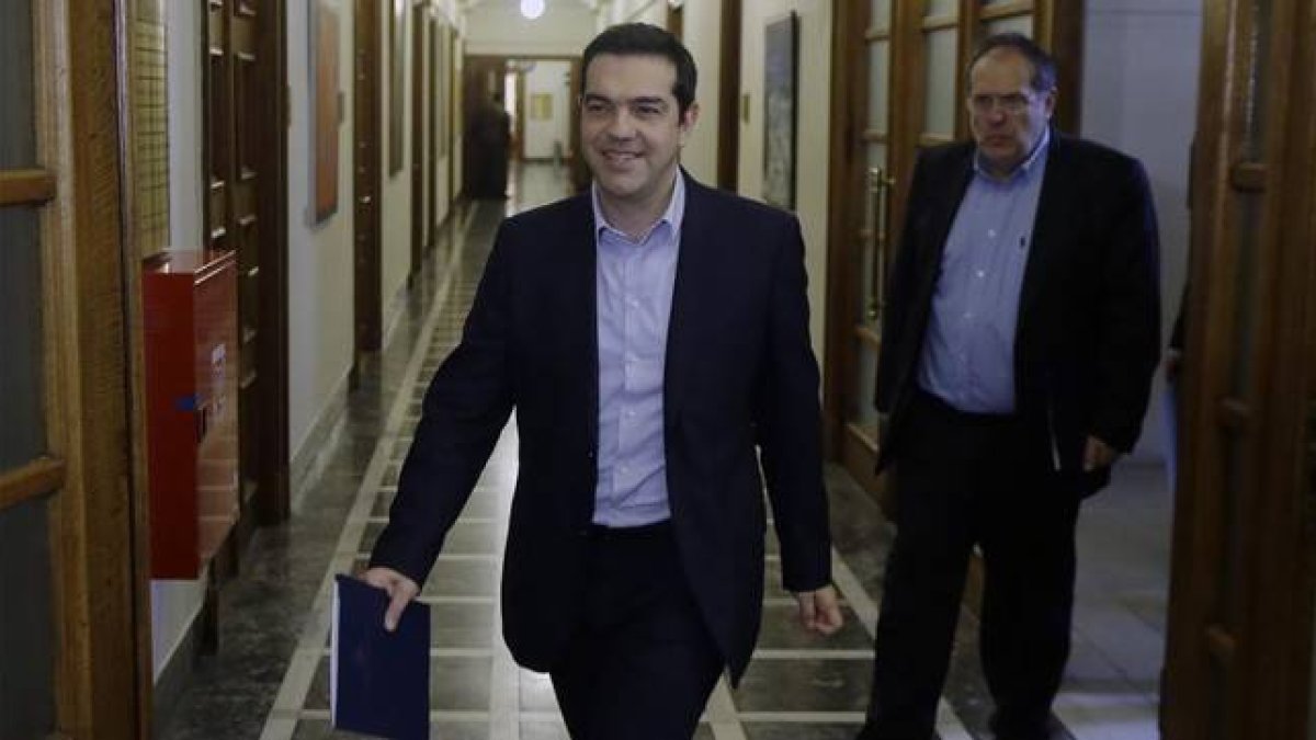 Tsipras, a su llegada al Parlamento griego para una reunión interna de Syriza, este martes en Atenas.