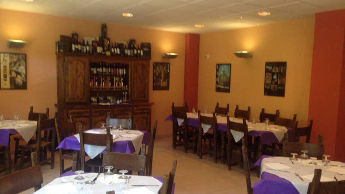 El Menú del Día del restaurante La Cueva tiene un precio de 12 euros. De su carta destacan raciones como el pulpo, los calamares o los pimientos con anchoas.
