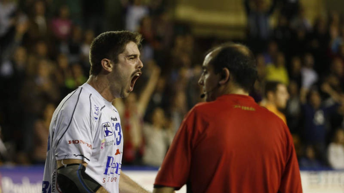 Juan Castro celebra en el Palacio una de las victorias del Ademar en esta temporada.