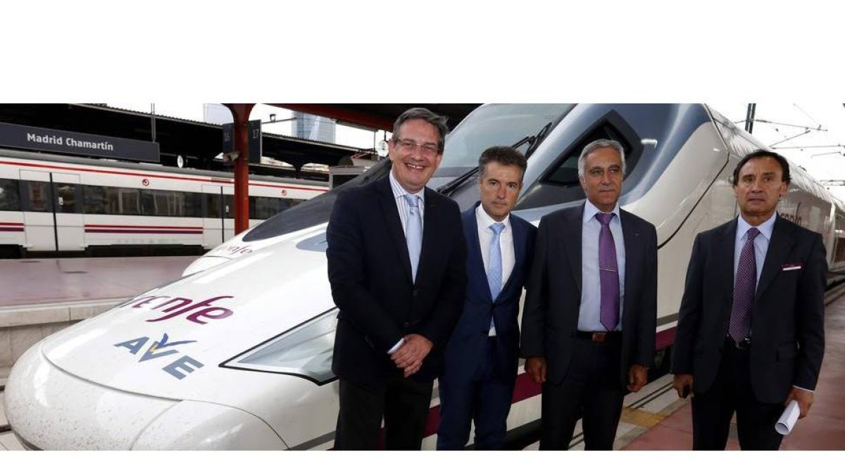 El jefe de maquinistas de León, Francisco Herrero; el gerente del corredor norte, Alfonso Rodríguez; el maquinista del AVE Juan Manuel Villanueva y el supervisor, Tomás del Río