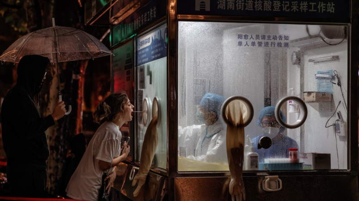 Pruebas de coronavirus en Shanghai, ayer. ALEX PLAVEVSKI