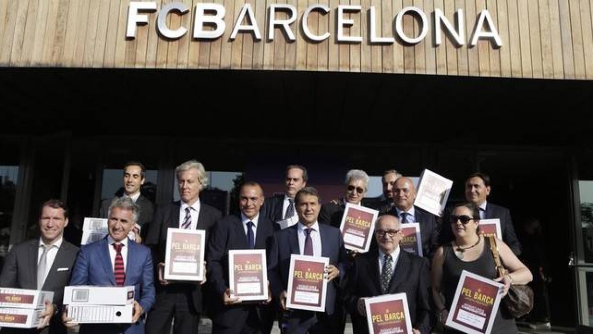 Joan Laporta, rodeado de la que sería su junta, muestras las 4.807 firmas recogidas antes de entregarlas en el Camp Nou.