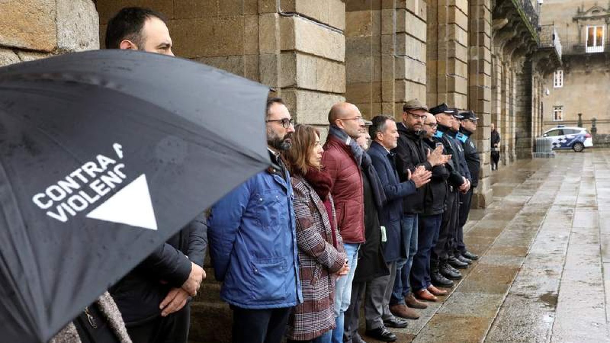 La corporación municipal de Santiago de Compostela guardó ayer un minuto de silencio. XOÁN REY