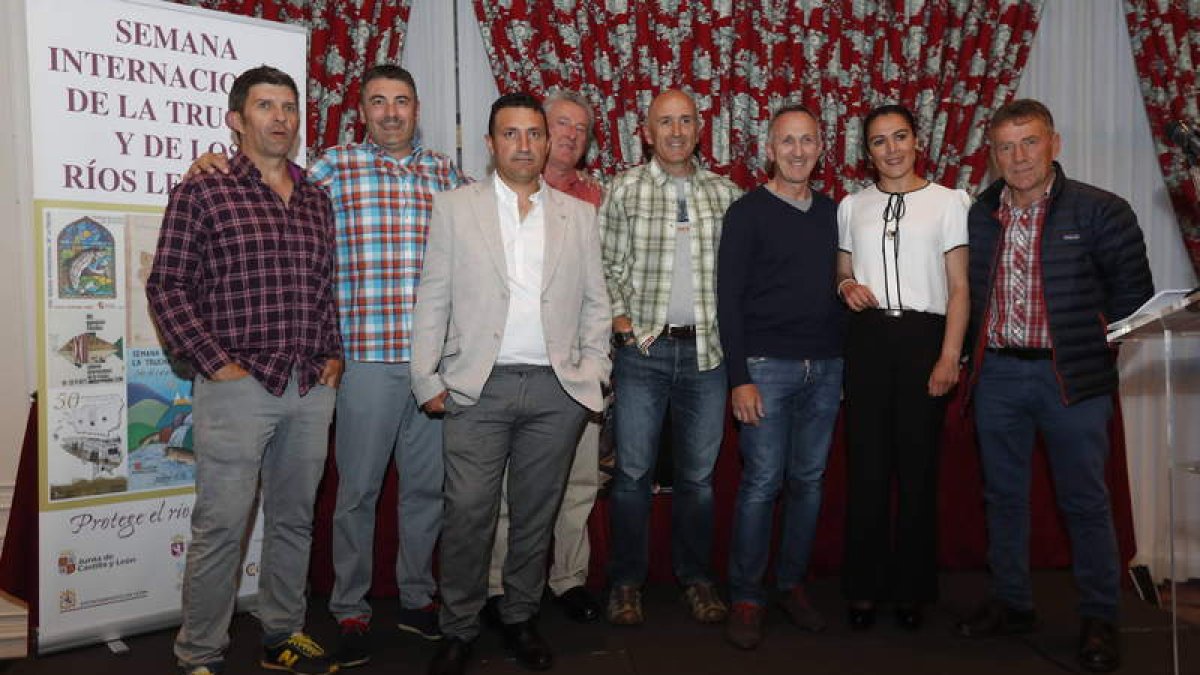 Foto de familia de los triunfadores y protagonistas de la Semana Internaciobal de la Trucha. JESÚS F. SALVADORES