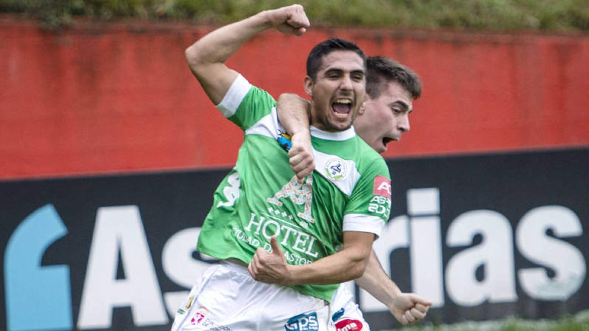 Borjas Martín celebra el gol marcado frente al Sporting de Gijón B en las instalaciones asturianas de Mareo.