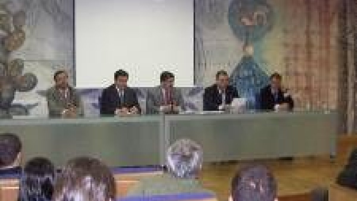 Un momento de las actividades del curso de odontólogos en la Universidad